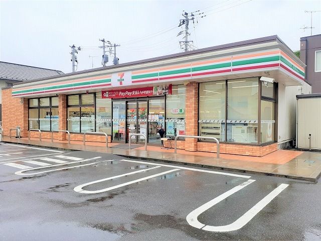 近くのコンビニまで300m（徒歩4分）