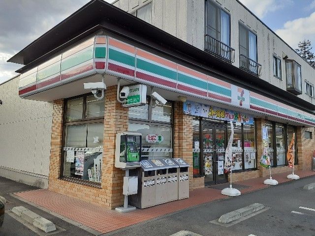 近くのセブンイレブン高崎里見店まで2,100m（徒歩27分）