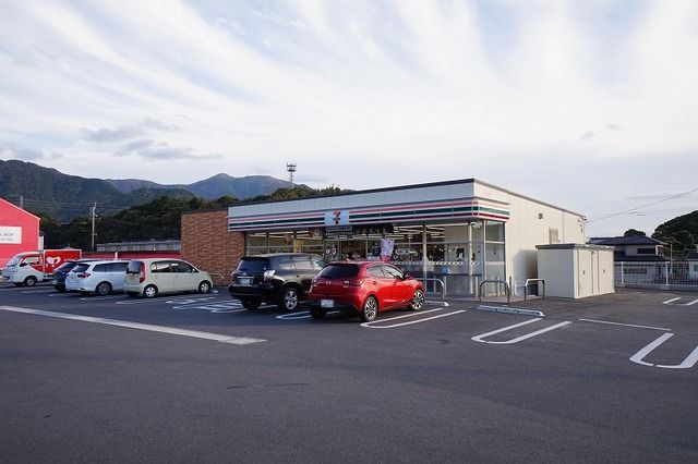 近くのセブンイレブンまで120m（徒歩2分）