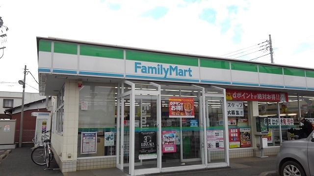 近くのファミリーマート境山神店まで700m（徒歩9分）