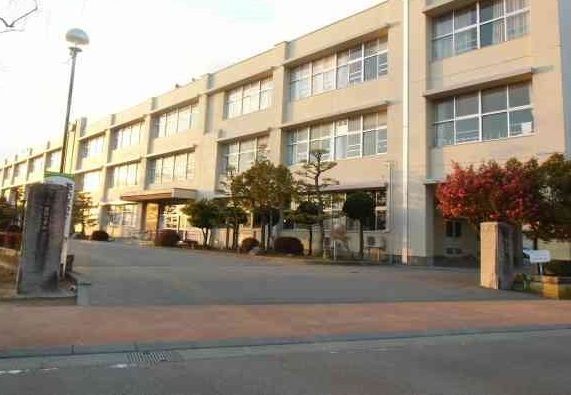 近くの湯野小学校まで1,000m(徒歩13分)