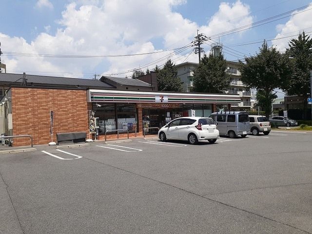 近くのセブンイレブン月出２丁目店まで700m（徒歩9分）