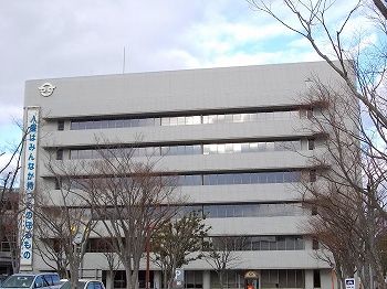 近くの市役所まで240m（徒歩3分）