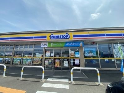 近くのミニストップ伊勢崎田中町店まで600m（徒歩8分）