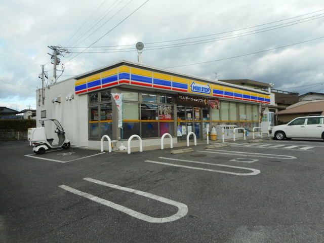 近くのコンビニまで1,100m（徒歩14分）