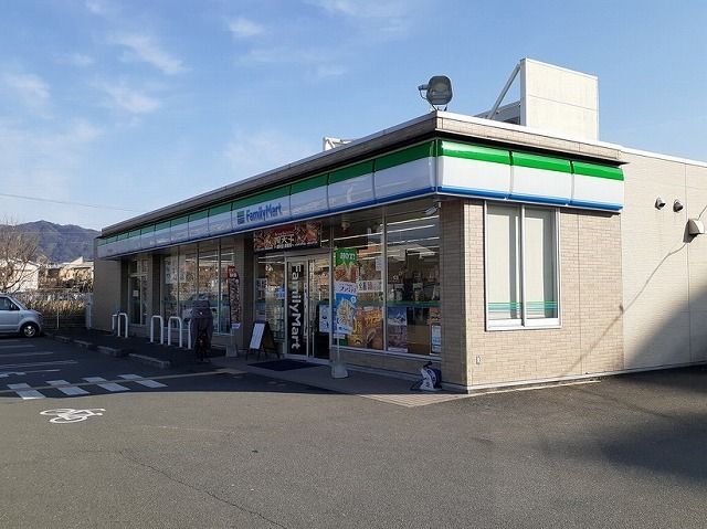 近くのコンビニまで550m（徒歩7分）