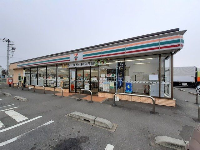 近くのコンビニまで550m（徒歩7分）