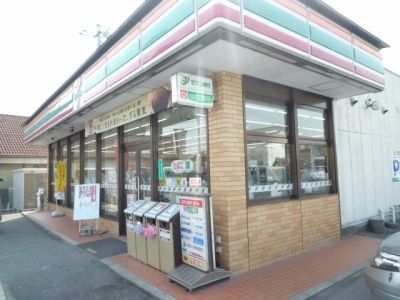 近くのセブンイレブン門前町店まで800m（徒歩10分）