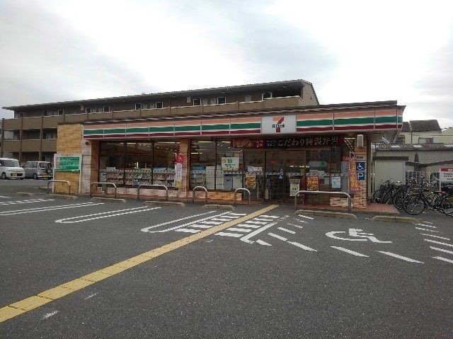 近くのコンビニまで600m（徒歩8分）