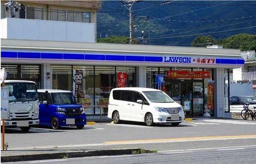 近くのローソンポプラまで400m（徒歩5分）