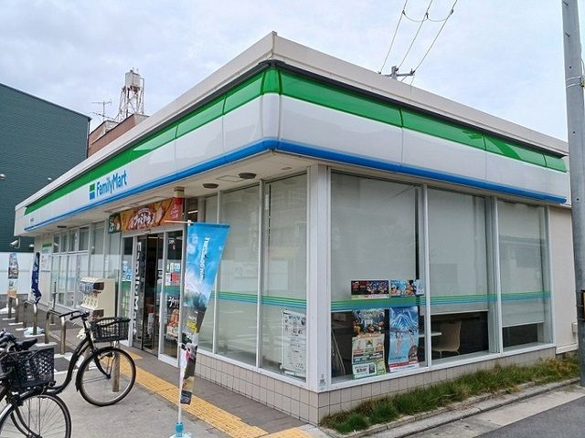近くのファミリーマート様まで450m（徒歩6分）