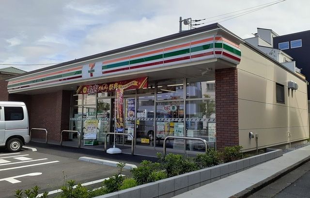 近くのデイリーヤマザキまで86m(徒歩2分)