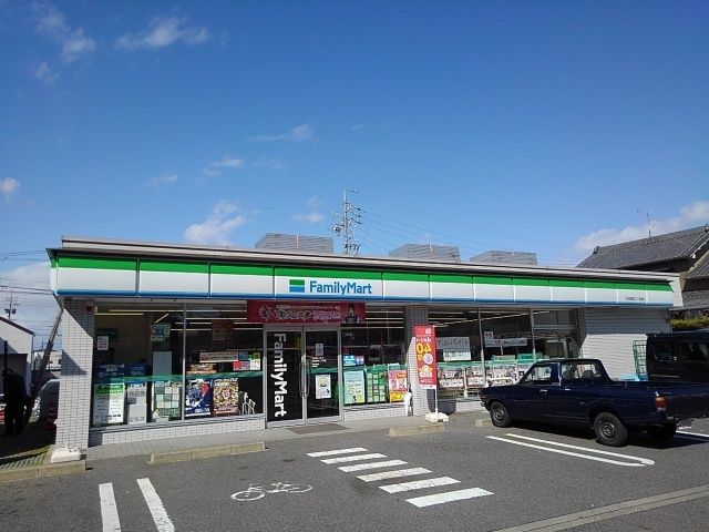 近くのファミリーマートまで450m(徒歩6分)