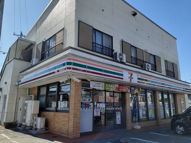 近くのセブンイレブン栗橋伊坂店まで600m（徒歩8分）