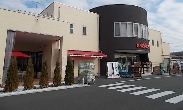 近くのブルックスショップ＆カフェまで550m（徒歩7分）