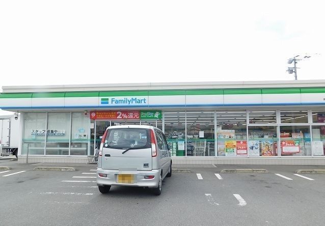 近くのファミリーマートまで650m（徒歩9分）