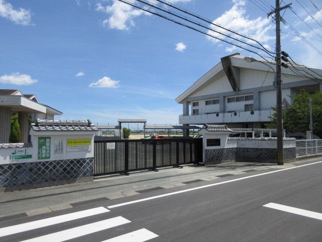 近くの昭代中学校まで620m（徒歩8分）