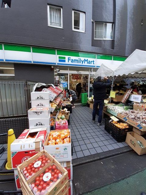 近くのファミリーマート上目黒2丁目店まで550m(徒歩7分)