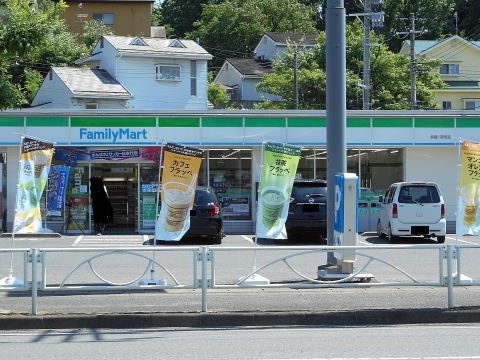 近くのファミリーマート須賀川茶畑店まで900m（徒歩12分）