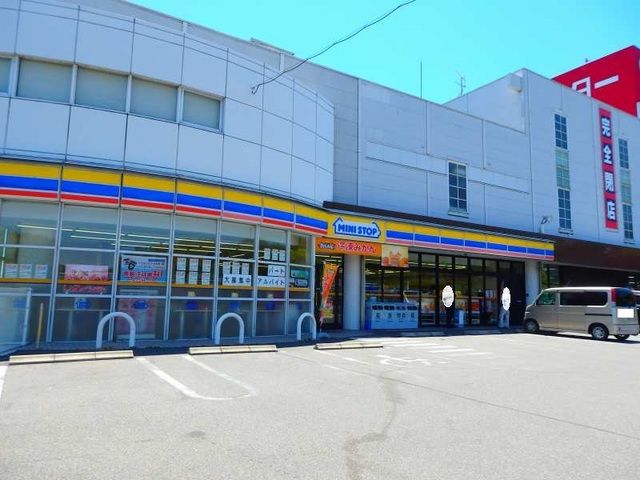 近くのミニストップ桑名インター店まで450m(徒歩6分)