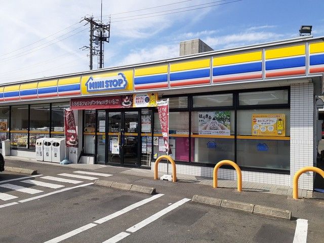 近くのミニストップ羽島竹鼻店まで500m(徒歩7分)
