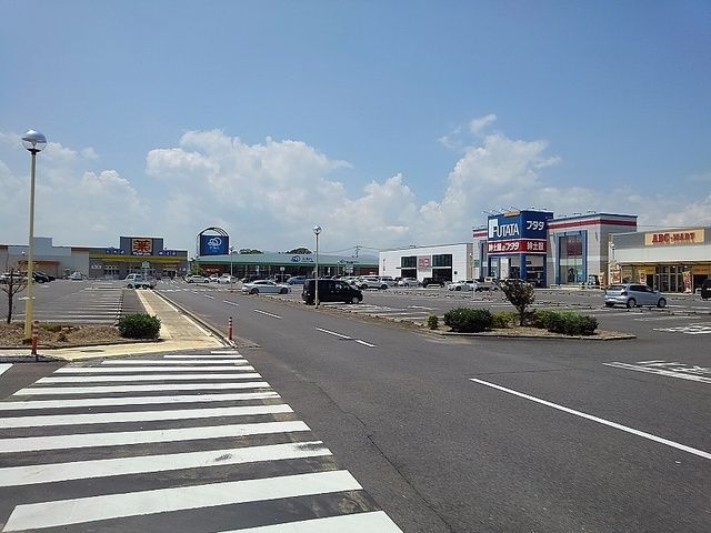 近くのフレスポ中津まで1,300m（徒歩17分）