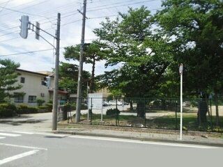 近くの致芳小学校まで350m(徒歩5分)