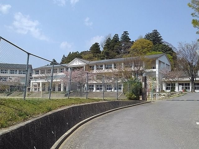 近くの塚脇小学校まで1,000m（徒歩13分）
