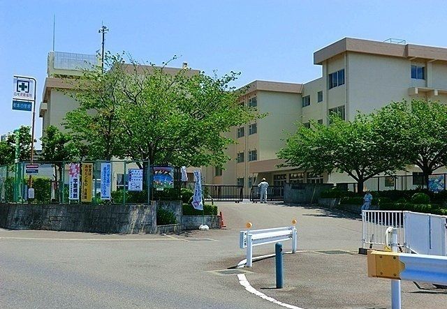 近くの海老名市立杉本小学校まで950m（徒歩12分）
