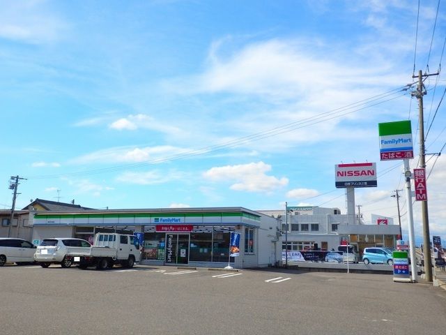 近くのファミリーマート桑名安永店まで650m（徒歩9分）