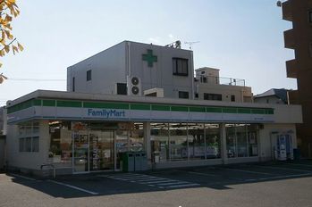 近くのファミリーマートまで1,400m（徒歩18分）