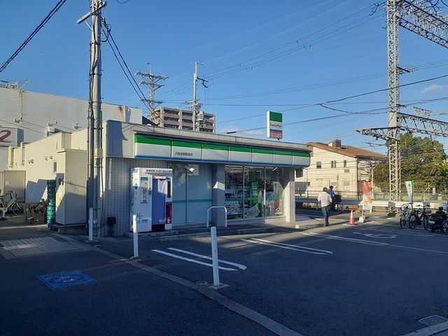 近くのファミリーマート金剛駅前店様まで162m（徒歩3分）