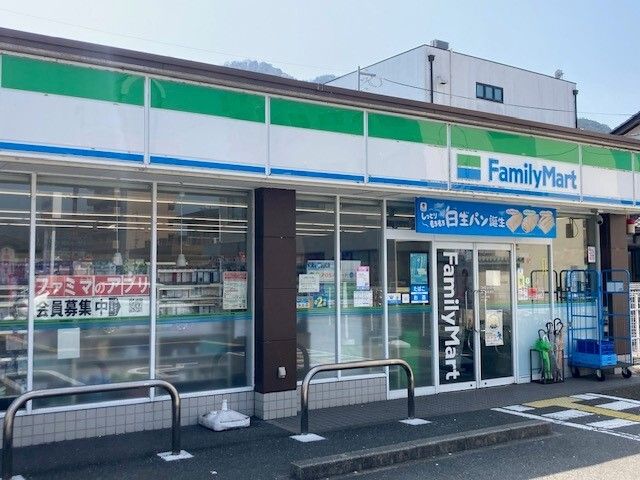 近くのファミリーマート 綾部駅前通まで500m（徒歩7分）