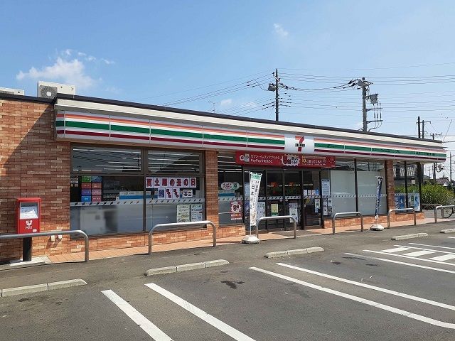 近くのセブンイレブン竜ヶ崎六斗蒔店まで580m（徒歩8分）