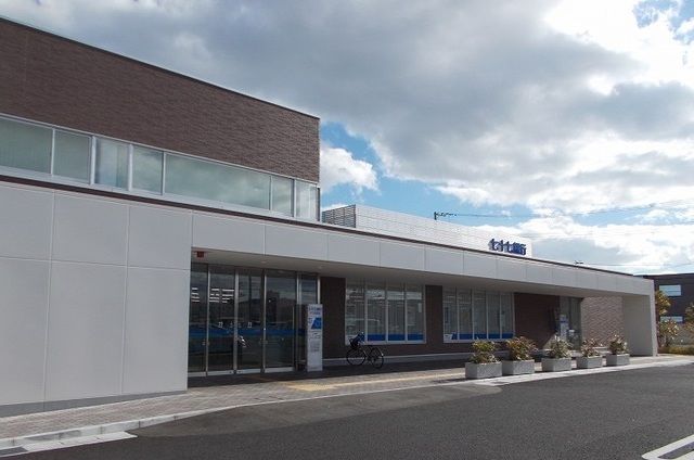 近くの７７銀行六丁目支店まで500m（徒歩7分）