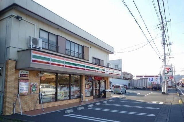 近くのコンビニまで500m（徒歩7分）