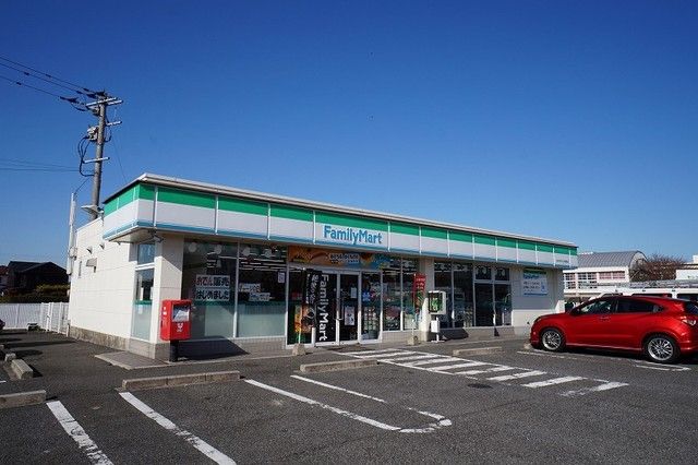 近くのファミリーマート菜の花大橋西店まで150m（徒歩2分）