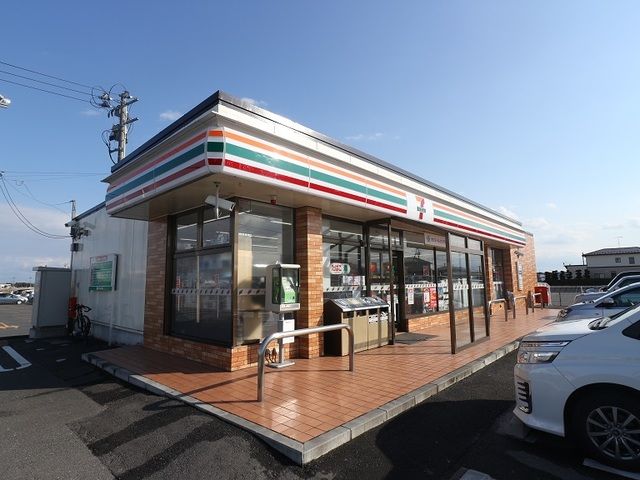 近くのコンビニまで550m（徒歩7分）