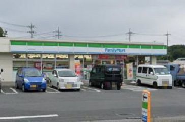 近くのファミリーマートまで700m（徒歩9分）