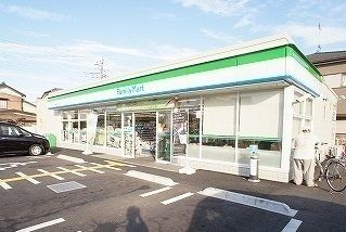 近くのファミリーマートまで850m（徒歩11分）