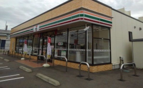 近くのセブンイレブン白根親和町店まで630m（徒歩8分）