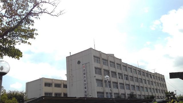 近くの羽生第一高等学校まで300m(徒歩4分)