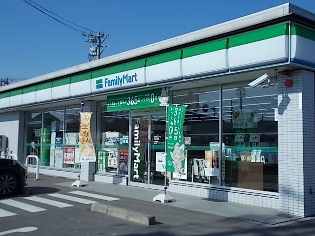 近くのファミリーマート北鶉店まで700m（徒歩9分）