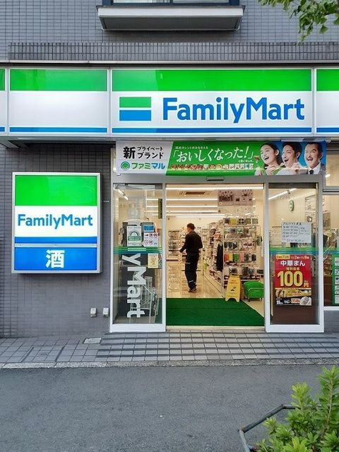 近くのファミリーマート 代沢５丁目店まで210m（徒歩3分）