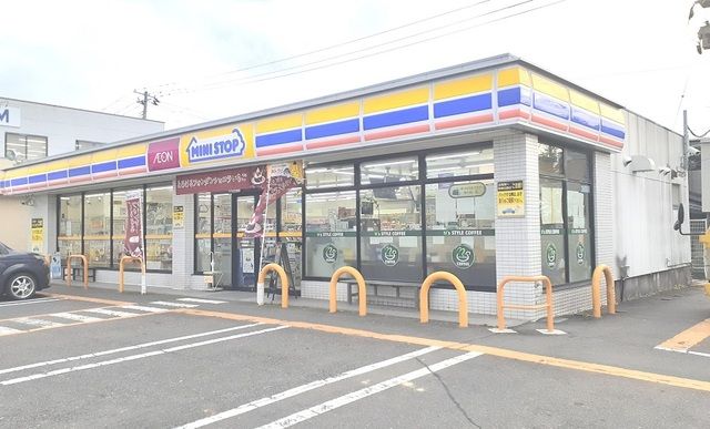 近くのミニストップ郡山富田店まで400m（徒歩5分）