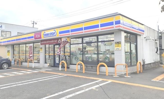 近くのコンビニまで400m（徒歩5分）