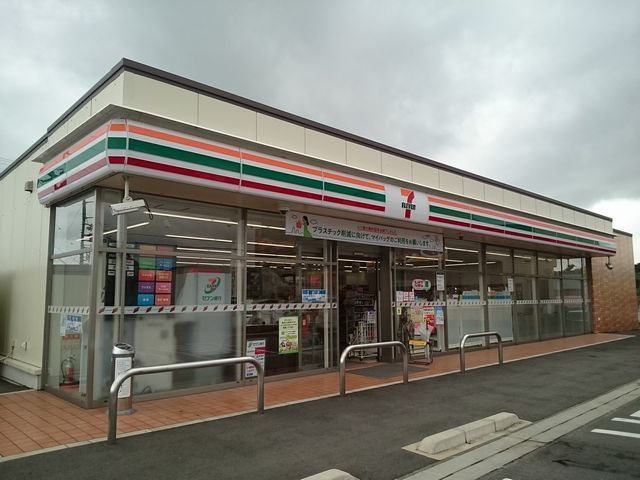 近くのコンビニまで250m（徒歩4分）