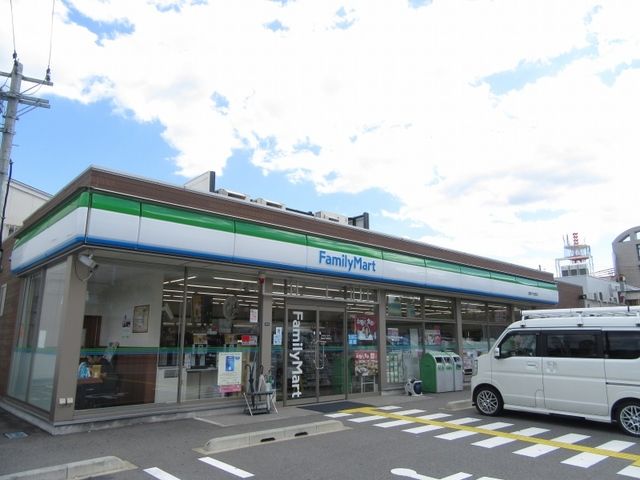 近くのファミリーマート豊岡千代田町店まで800m（徒歩10分）