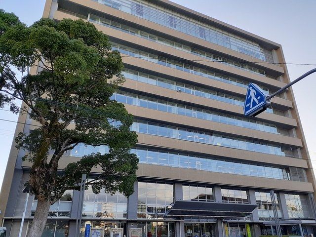 近くの諫早市役所まで869m（徒歩11分）