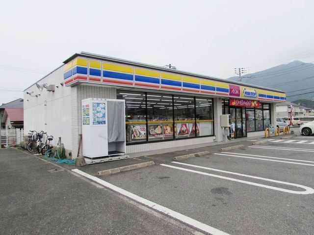 近くのコンビニまで600m（徒歩8分）